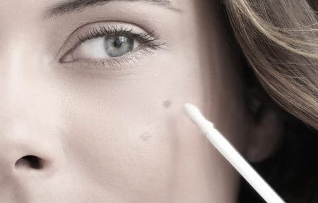 Mujer utilizando Eucerin Even Brighter Corrector de Manchas