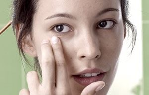 Aplique el cosmético corrector antes o después del maquillaje