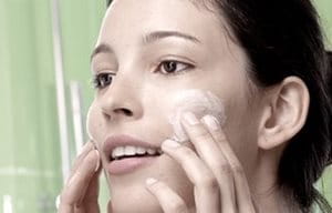 Aplique en la cara con un suave masaje el peeling de acné