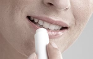 Mujer cuidándose los labios