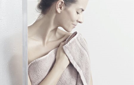 Mujer aplicando la toalla sobre la piel tras la ducha