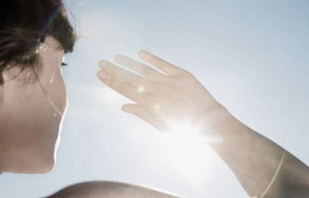 La exposición al sol es una causa muy importante de hiperpigmentación.