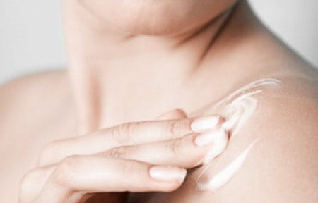 Algunos productos para el cuidado de la piel pueden aplicarse en las manchas oscuras del cuerpo.