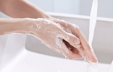 Mujer lavándose las manos