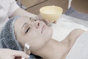 Mujer sometiéndose a un peeling químico facial.