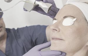 Mujer sometiéndose a láserterapia facial.