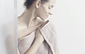 Mujer aplicando la toalla sobre la piel tras la ducha