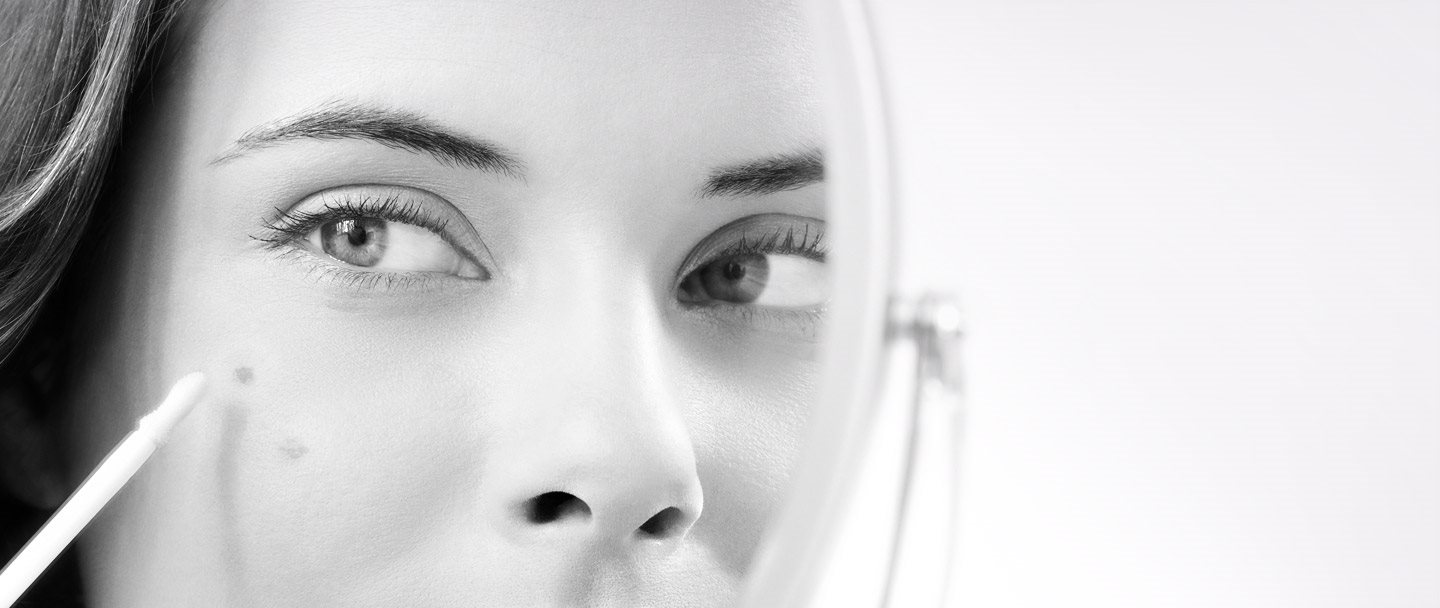 El modelo Eucerin utiliza un corrector de manchas frente a las manchas oscuras