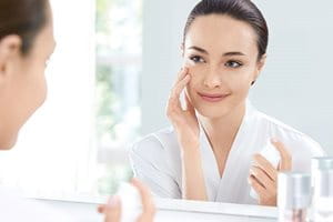 El modelo Eucerin utiliza un corrector de manchas frente a las manchas oscuras