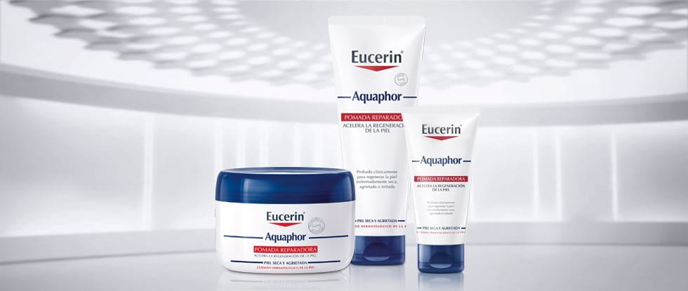 Dermatóloga aplicando crema en la cara de una paciente