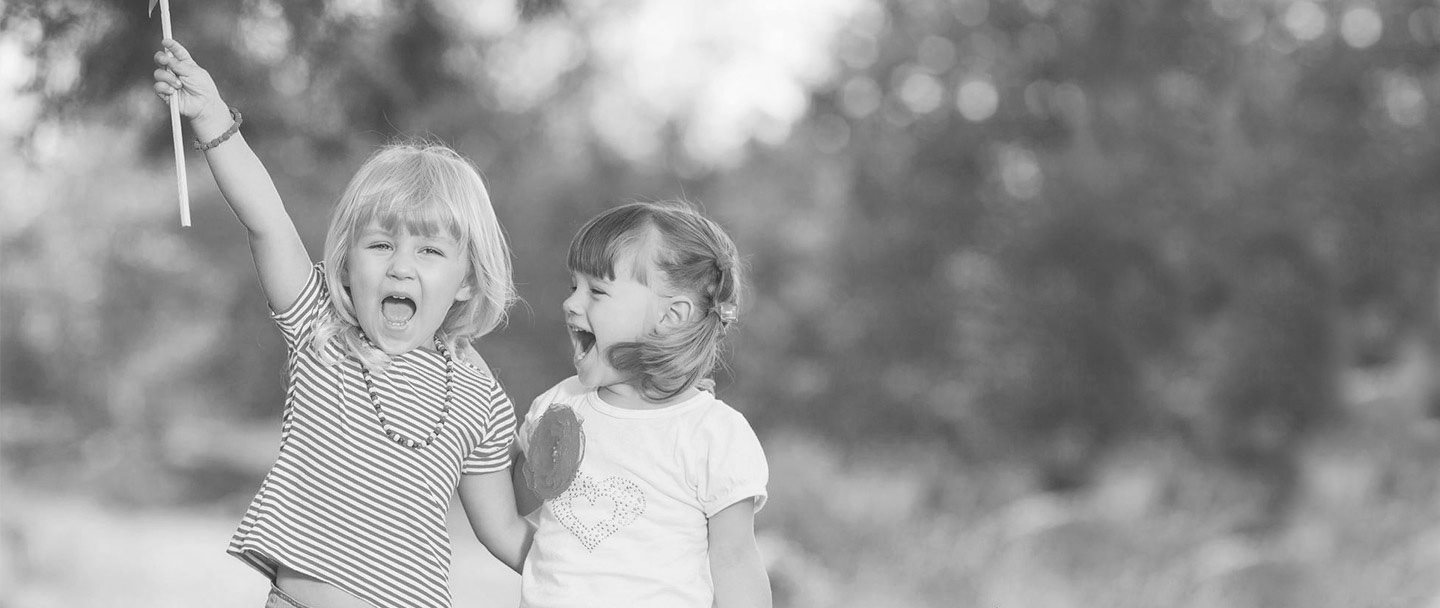 Primer plano de dos niñas jugando en el parque