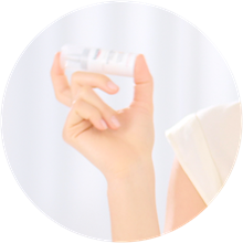 Agite el sérum antiedad con vitamina C