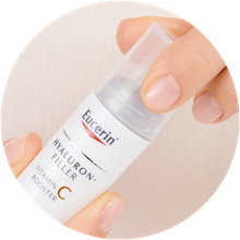 Girar el tapón del sérum antiedad con vitamina C